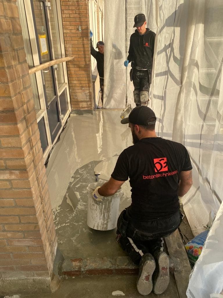 Balkonrenovatie aan een flatgebouw in Leiden