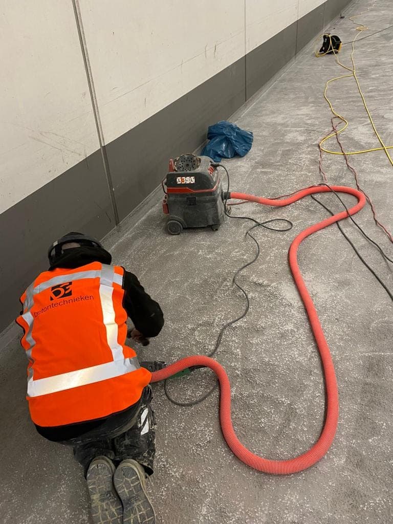 Betonvloer van een parkeergarage