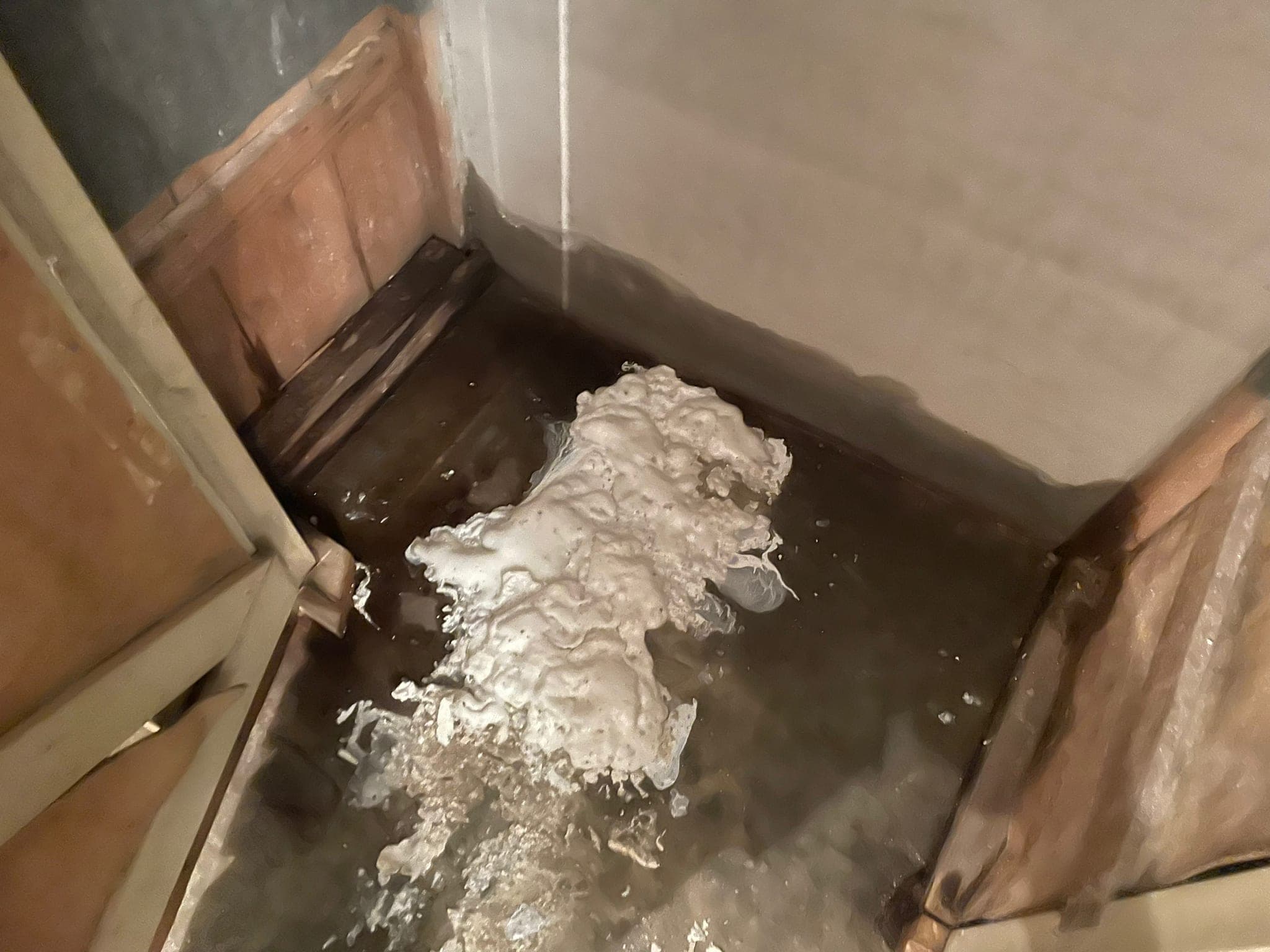 Water in een kelder dat met een afdichting wordt gestopt