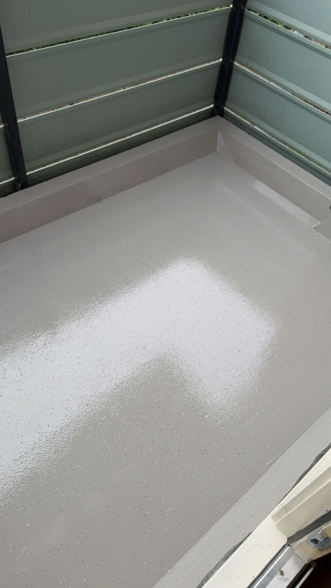 Balkon met een nieuw aangebrachte epoxycoating
