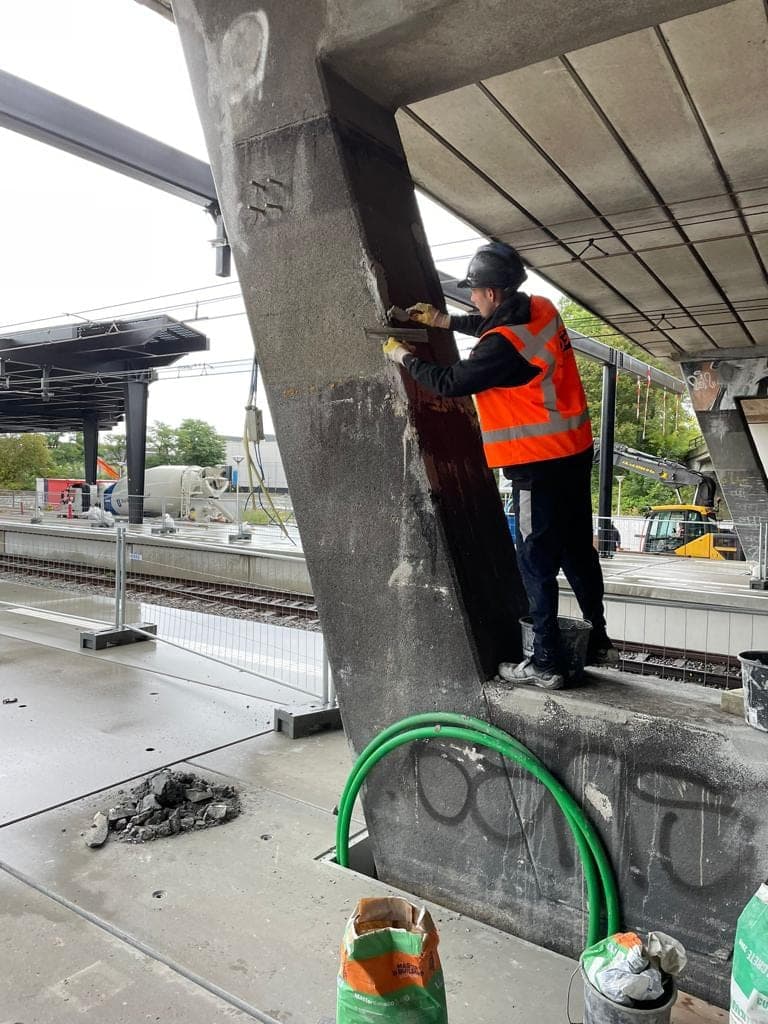Betonreparatie aan een betonconstructie in Delft