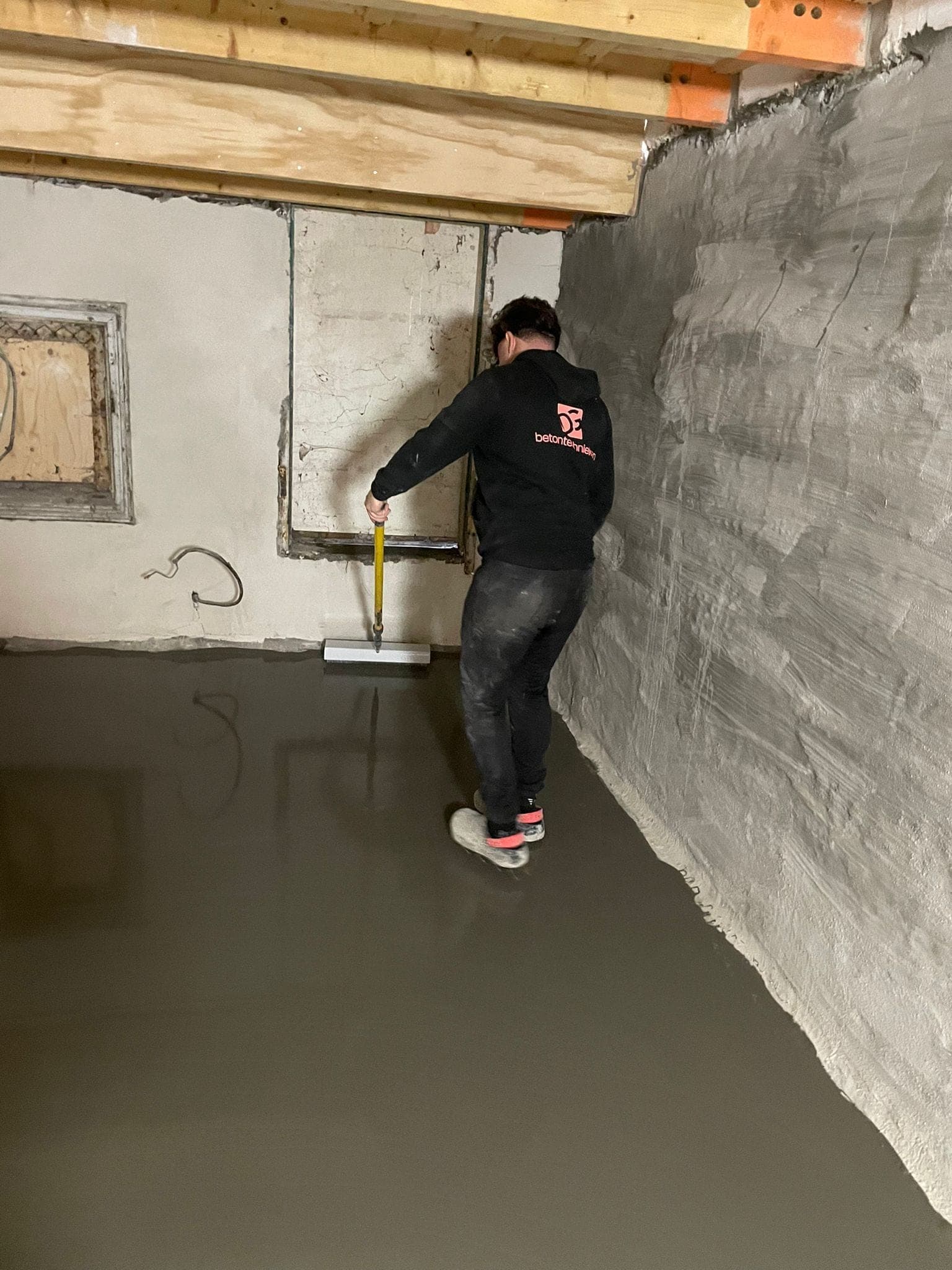 Lekkage in een kelder in Rotterdam die wordt afgedicht